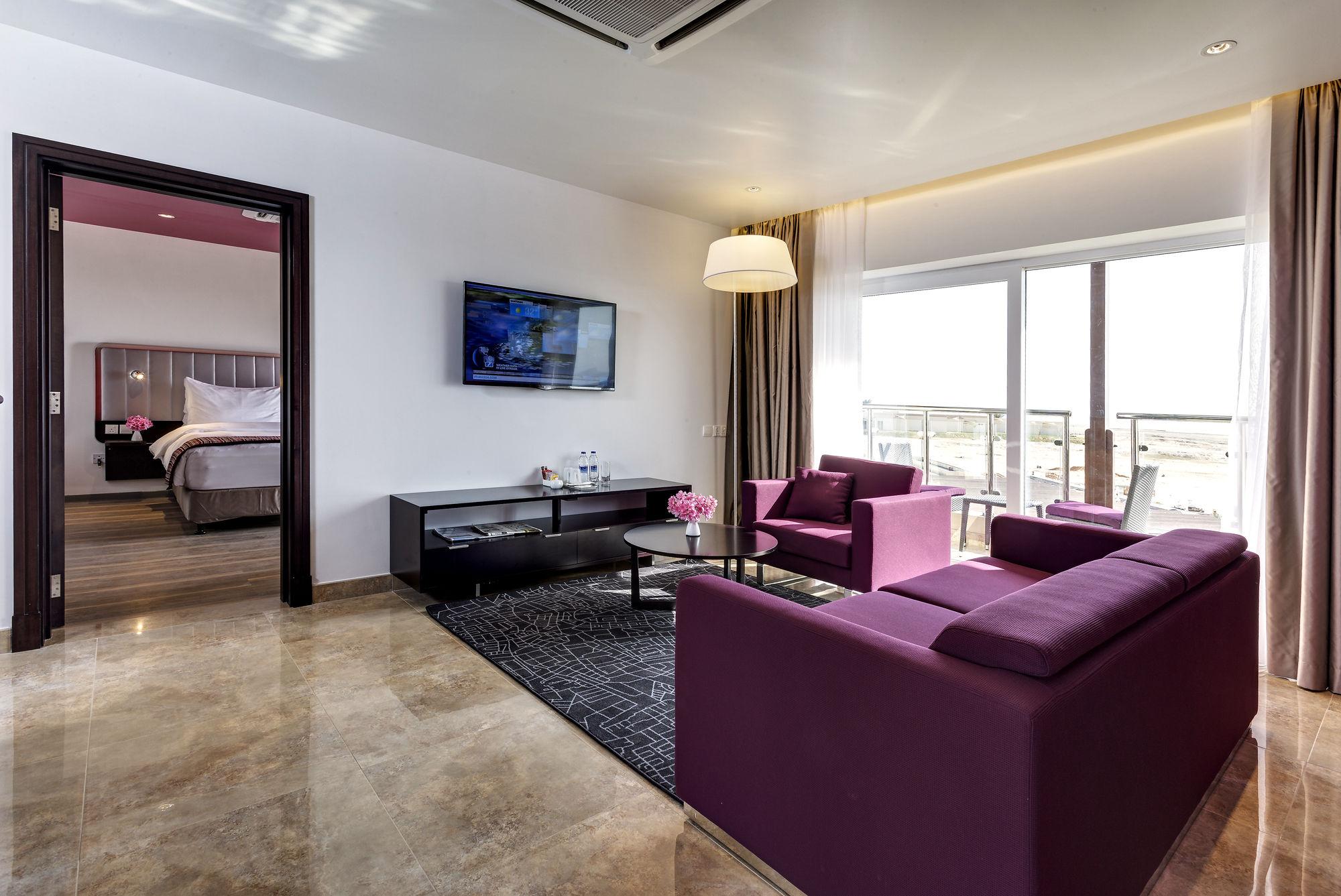 Park By Radisson And 4*